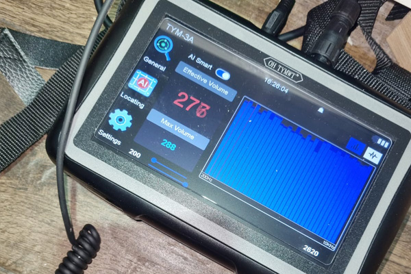 Pipeline leak detector